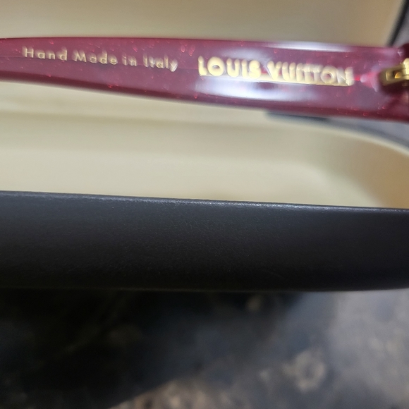 Red sparkle Louis Vuitton sunglasses with the gold symbols on both arms. - Picture 4 of 5